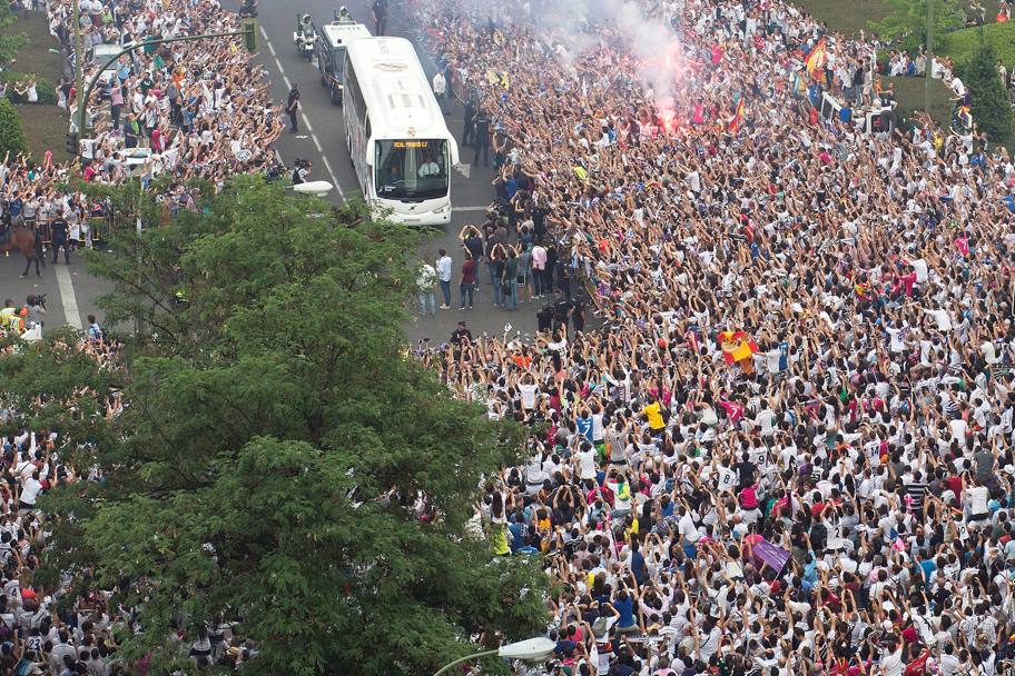 Madrid si mobilita per il Real: una folla impressionante aspetta l&#39;arrivo del pullman della squadra. Getty